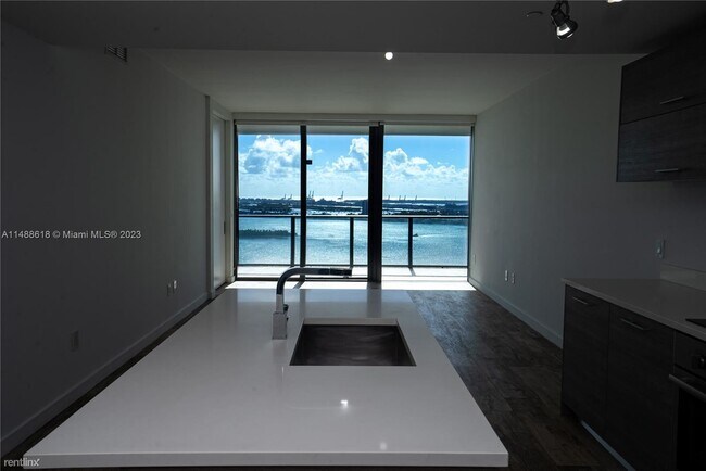 Building Photo - 2 br, 2 bath Condo - 650 NE 32nd St Unit 3306