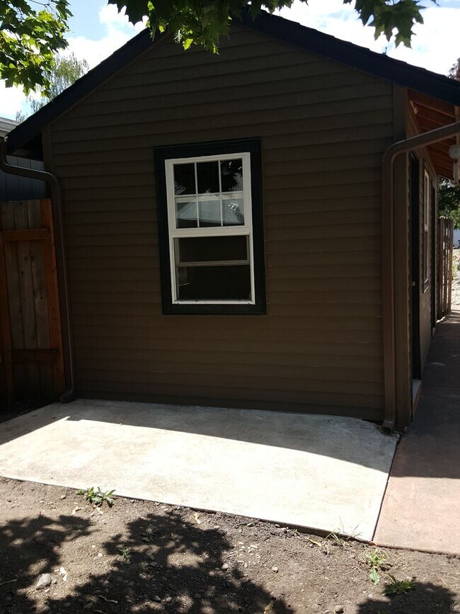 Building Photo - 4 Bed, 1 Bath, Large fenced yard, Shop, En...