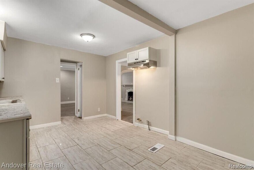Building Photo - 5574 Buckingham