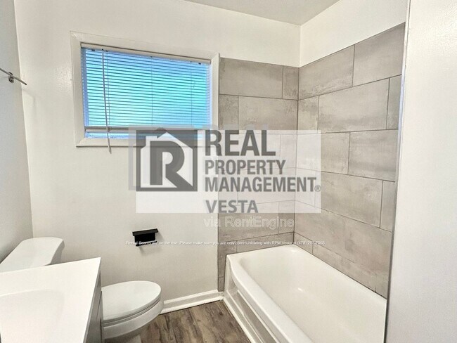 Building Photo - 2403 Groveland Cir N