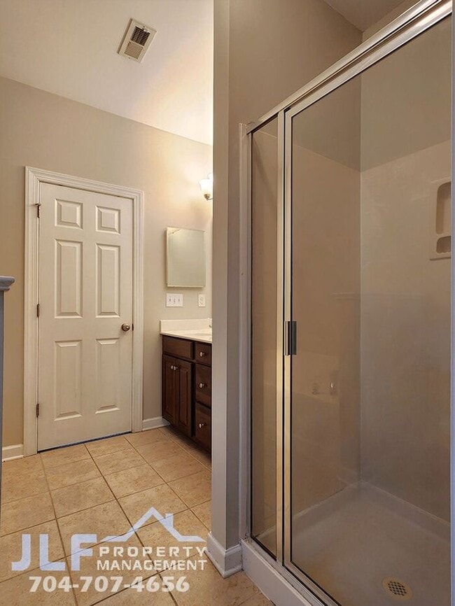 Building Photo - Beautiful 2 Story Condo in the Ballantyne Area of Charlotte!