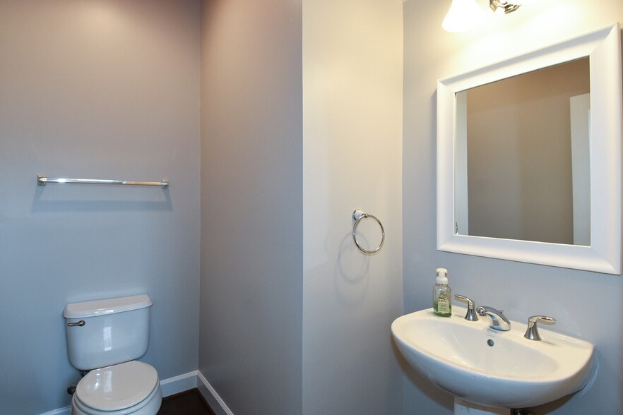 Building Photo - 2602 S Kenmore Ct
