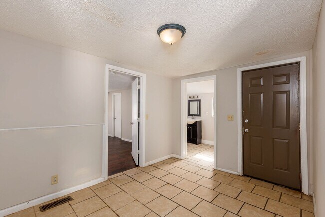 Building Photo - 4 Bedroom, 2 Bathroom in Adamsville