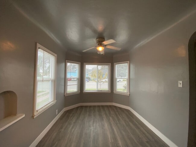 Building Photo - Follow the yellow brick to this Remodeled 2 BD 1 BA House in NE Bakersfield