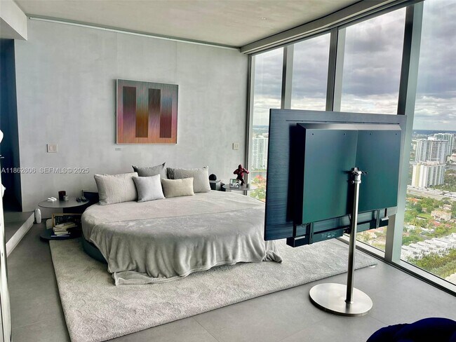 Building Photo - 18555 Collins Ave