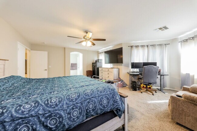 Building Photo - 5945 N 73rd Dr