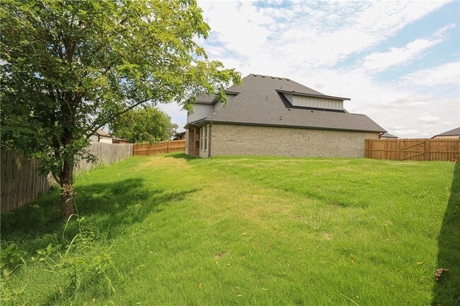 Building Photo - 970 Moksha St