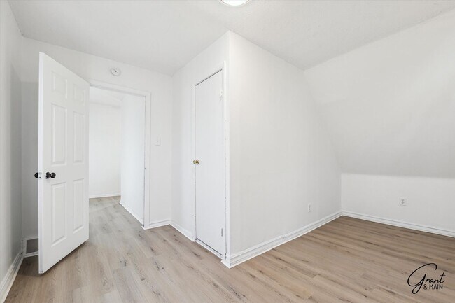Building Photo - 2615 Emmons Ave
