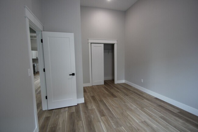 Building Photo - Beautifully remodeled 2 Bed + office apartment in Downtown Panora