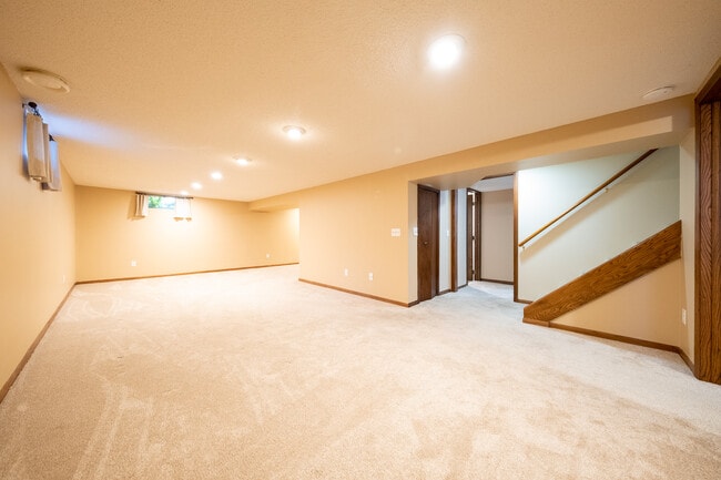 Building Photo - 13784 Fairlawn Ave