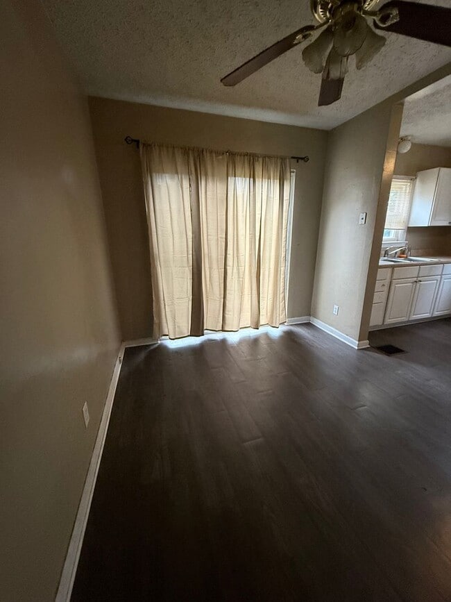 Building Photo - 3 bedroom 1 bath $1300