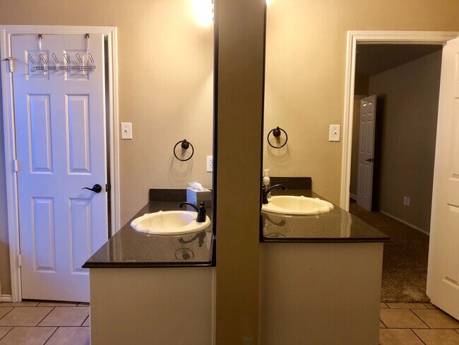 Building Photo - 4 Bedroom in South Lubbock