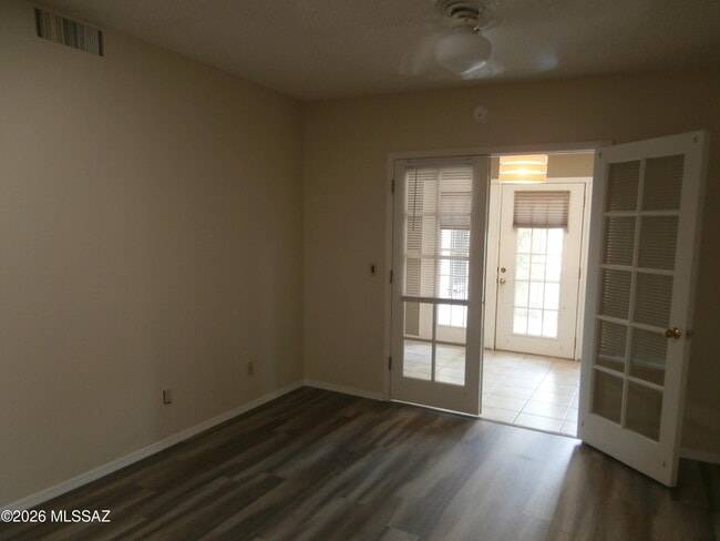Building Photo - 870 W Calle de Emilia