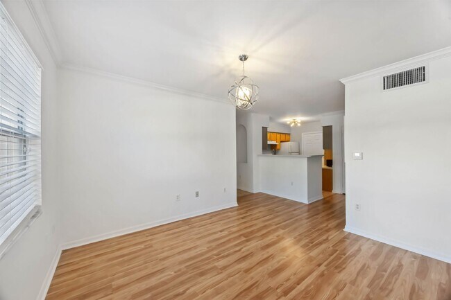 Building Photo - Spacious 1/1 unit available now for annual rent