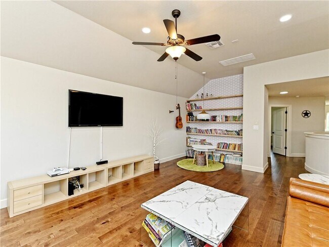 Building Photo - 332 Quartz Dr