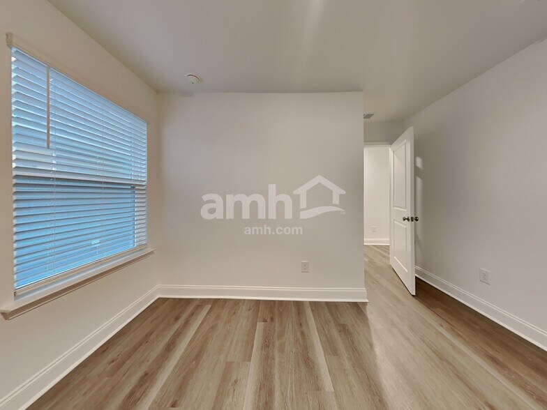 Building Photo - 5500 Front St