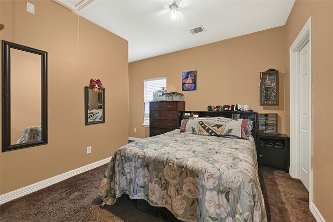 Building Photo - 2302 Hoskins Dr