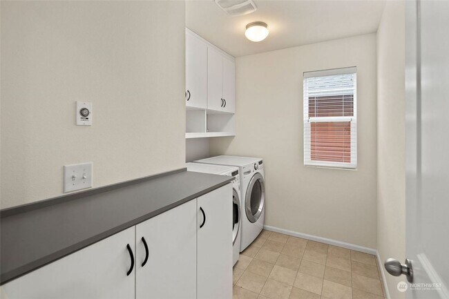 Building Photo - Immaculate Home in the Heart of High Point...