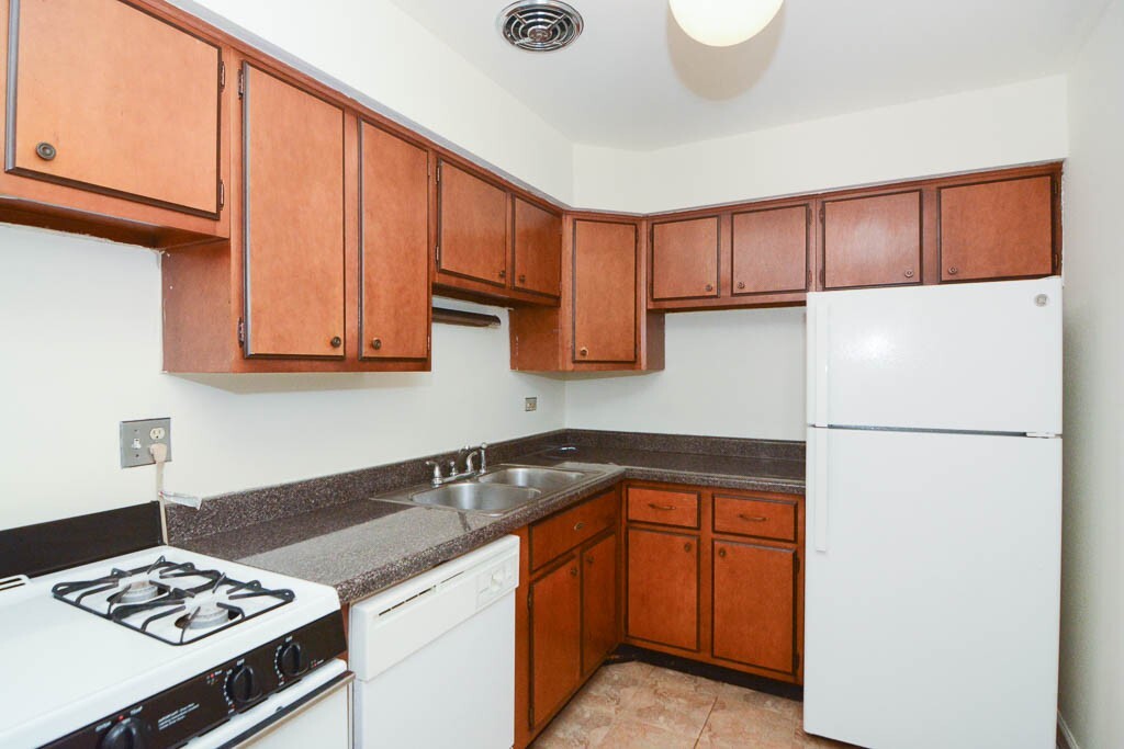 Building Photo - 663 W Wrightwood Ave