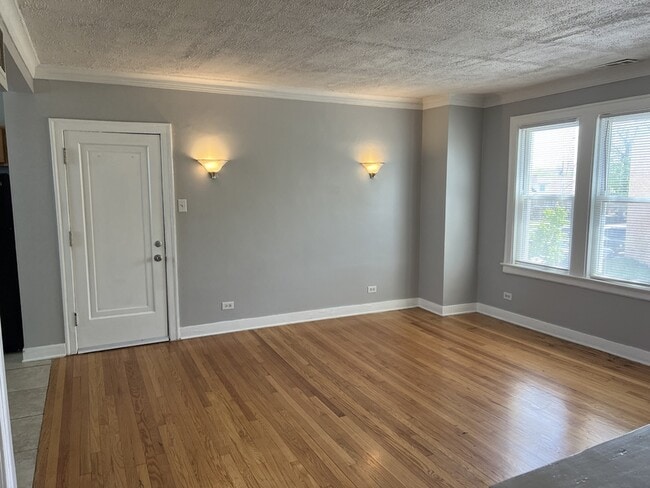 Building Photo - 1240 W 90th St