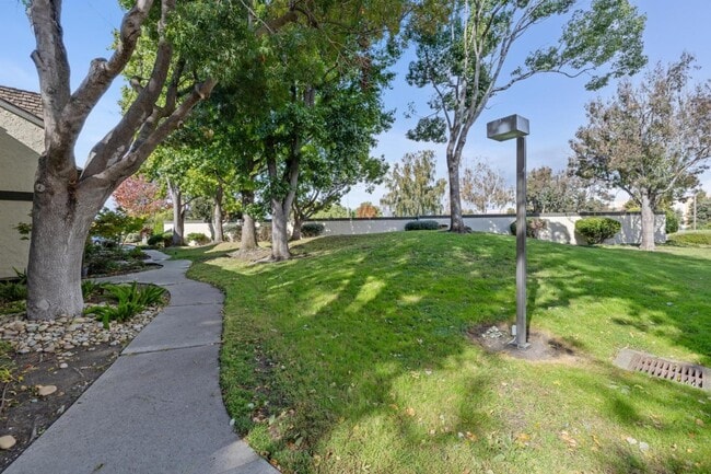 Building Photo - 646 S Ahwanee Terrace