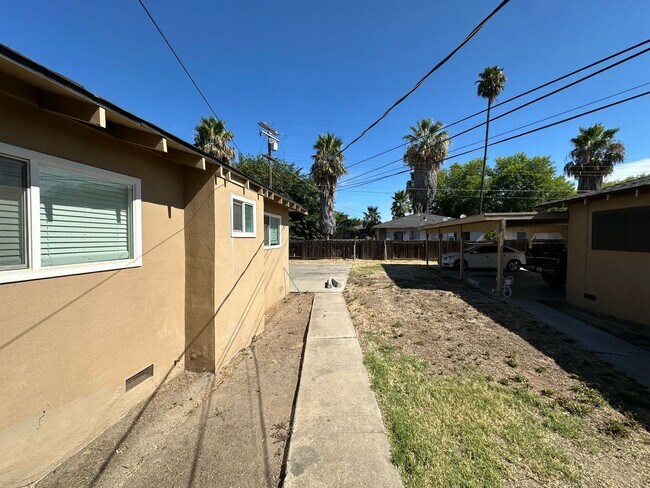 Building Photo - 1709 Evergreen Ave