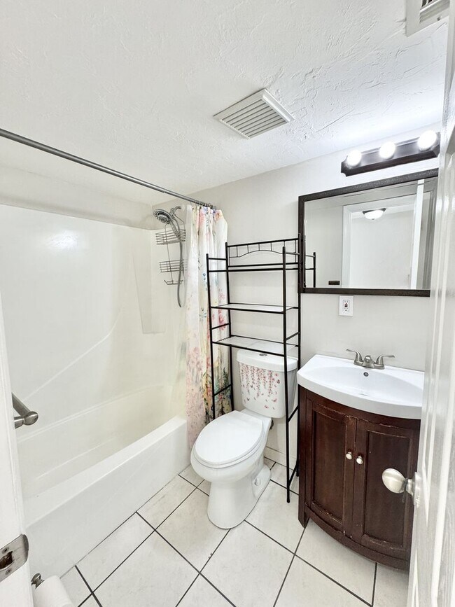 Building Photo - ** NAPLES PARK ** 3 BED / 2 BATH ** PET OK...