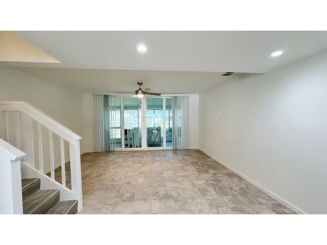 Building Photo - Available Now!  2 bedroom/2.5 Bath Townhome! Water Included!