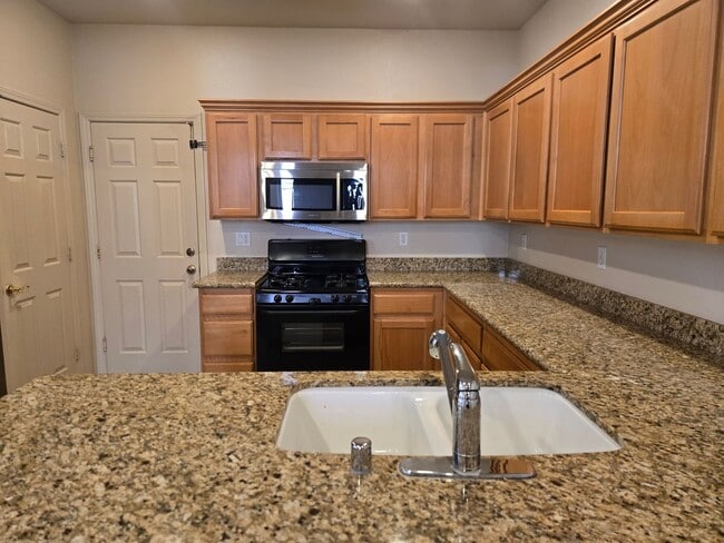 Building Photo - Mountain Edge