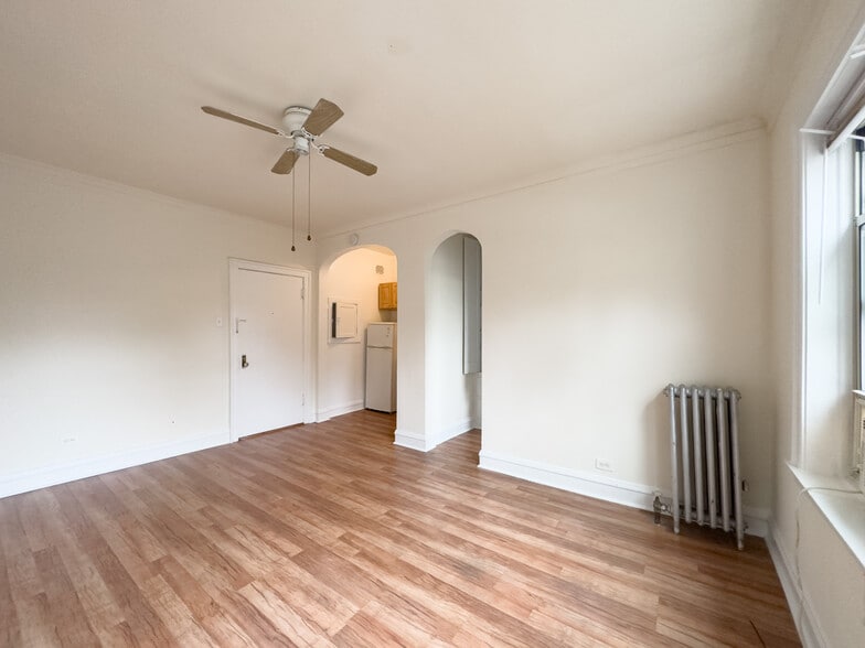 Building Photo - 2536 N Sawyer Ave