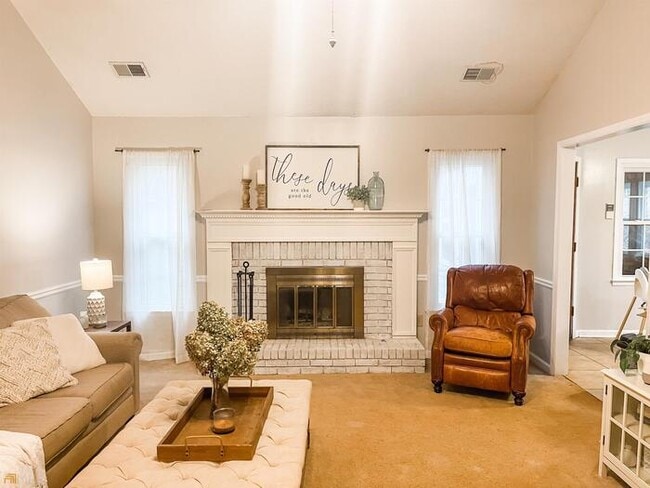 Building Photo - Fantastic 3bd/2ba home! Coming soon!