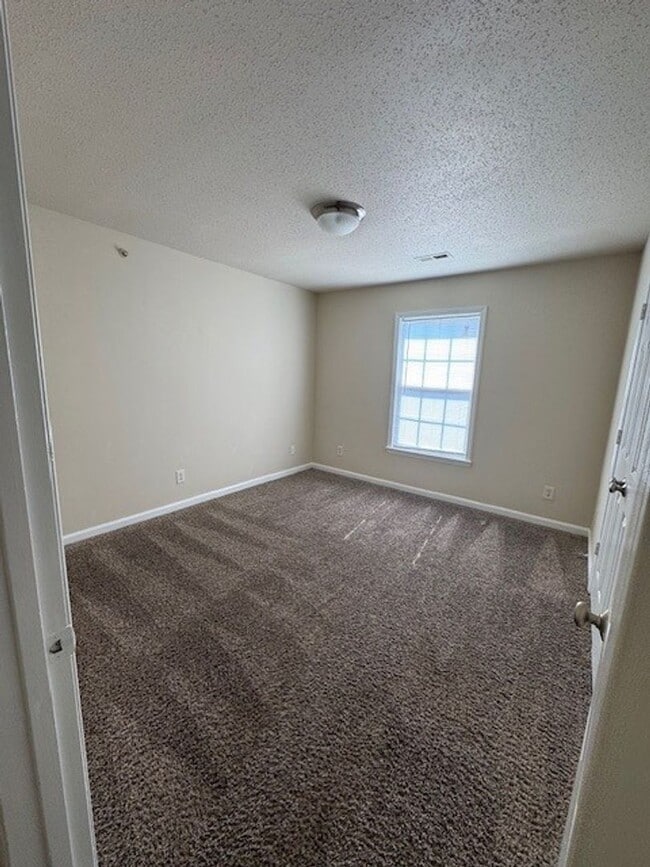 Building Photo - READY TO MOVE IN! 2 Beds 2 Baths!