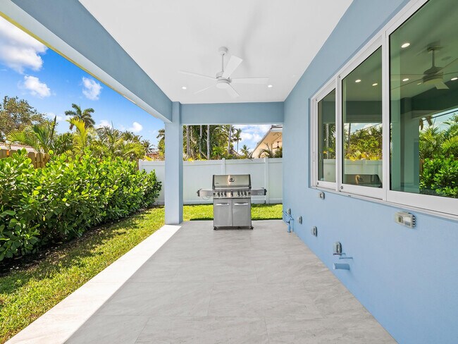 Building Photo - 2754 NE 31st Ct