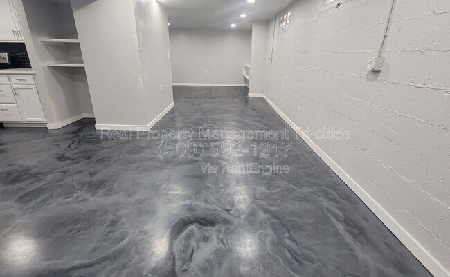 Building Photo - 400/402 Barth Ave