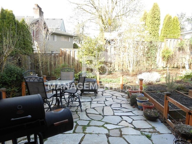 Building Photo - Bethany/NW Portland Home Updated with Hardwoods and Granite! Tons of Storage!