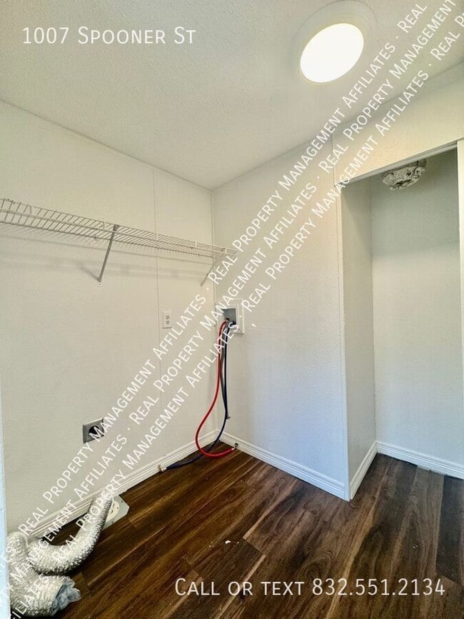 Building Photo - 1007 Spooner St