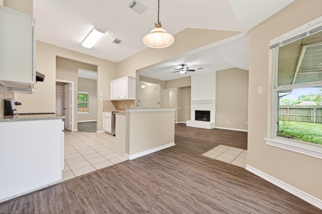 Building Photo - 11655 Lakeview Manor Dr