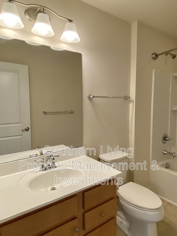 Building Photo - 2601 Silverthorn Dr