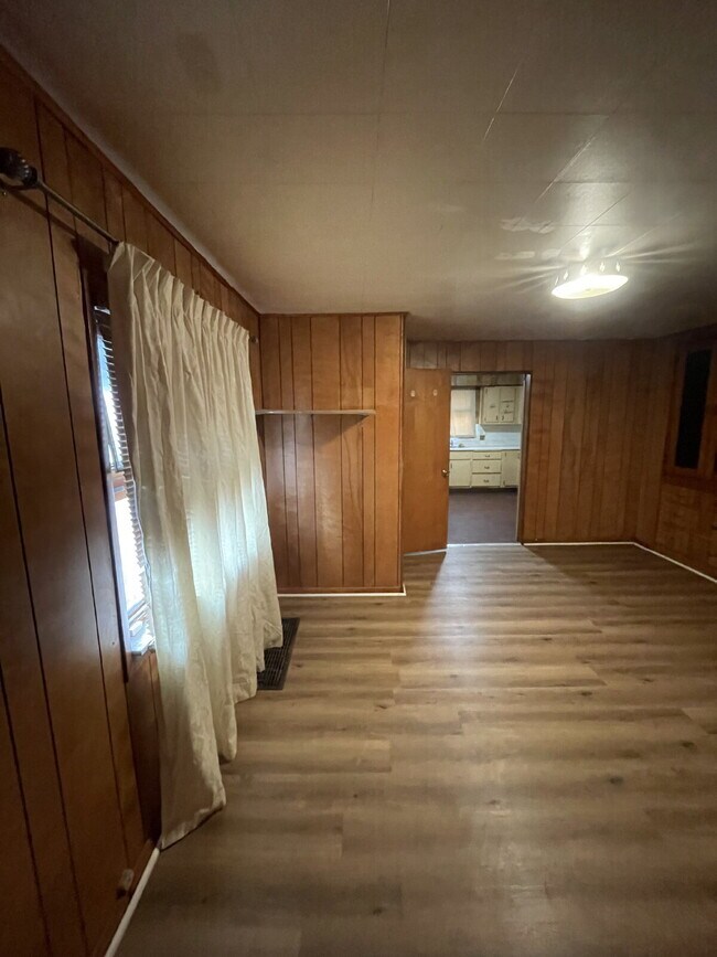 Building Photo - Spacious 3 bedroom with Off street parking!