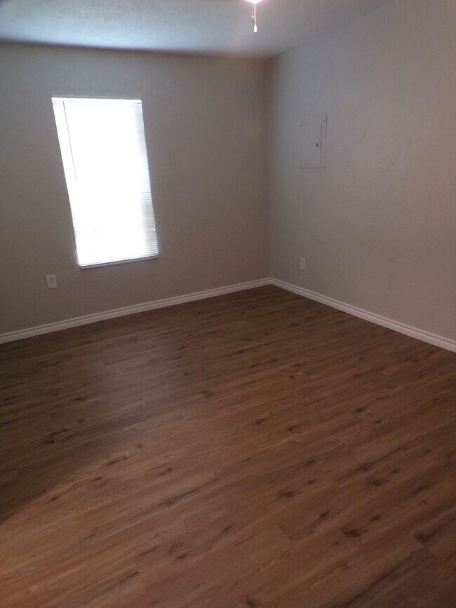 Building Photo - Great re-do, totally electric water included in rent