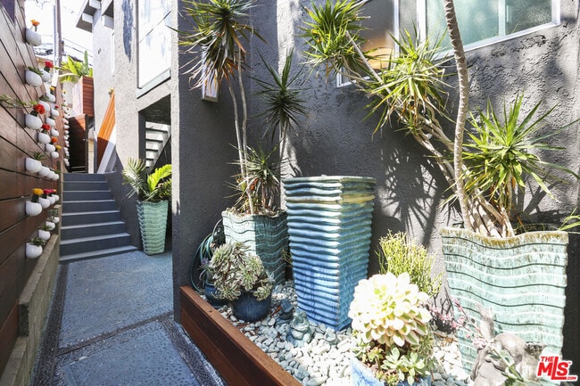 Building Photo - 472 Rosecrans Ave