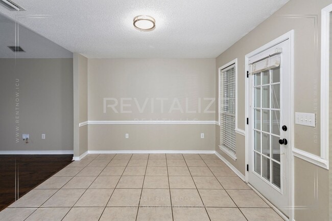 Building Photo - Gorgeous 3 Bed 2 Bath Brick Cottage on Corner Lot