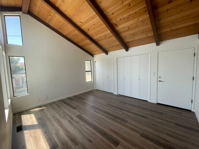 Building Photo - Pismo Duplex