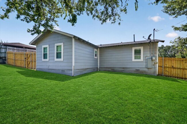 Building Photo - 815 Wilson Dr
