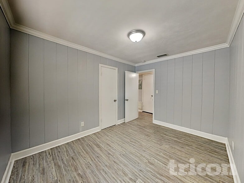 Building Photo - 225 W King St