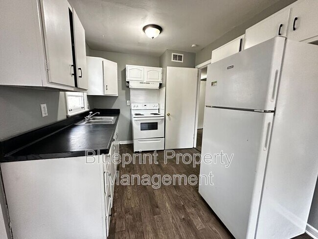 Building Photo - 913 27th St SW
