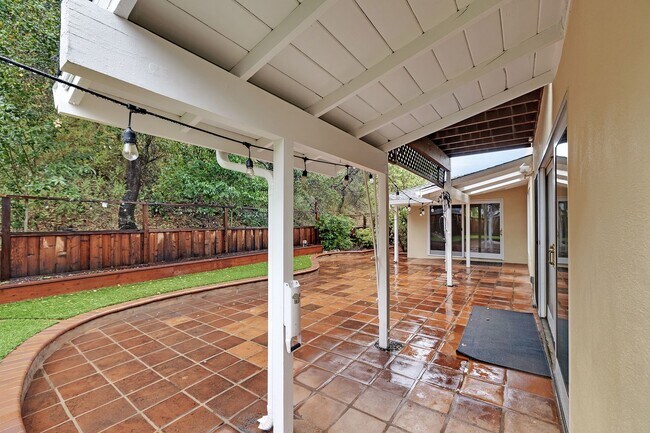 Building Photo - Stunning San Carlos 5 bedroom 4 bathroom H...