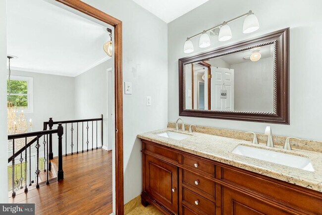 Building Photo - 2023 Country Club Dr