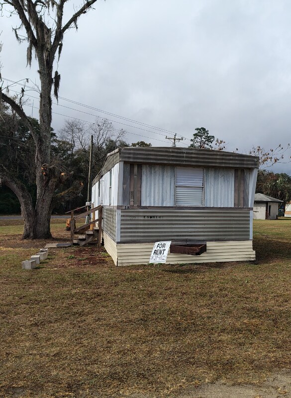 Building Photo - 210 SE Camelot Loop