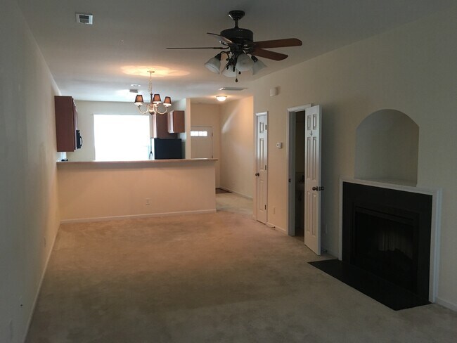 Building Photo - Townhouse For The Family!!